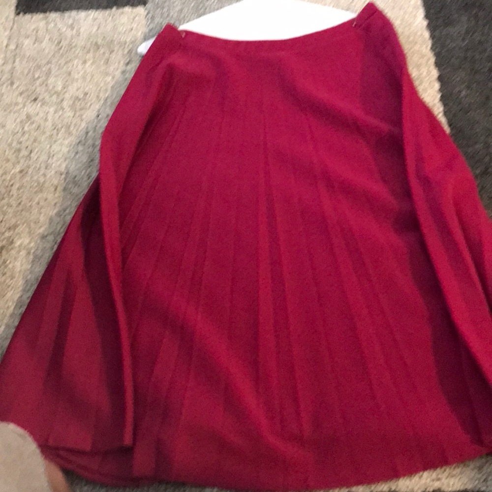Pleated raspberry skirt